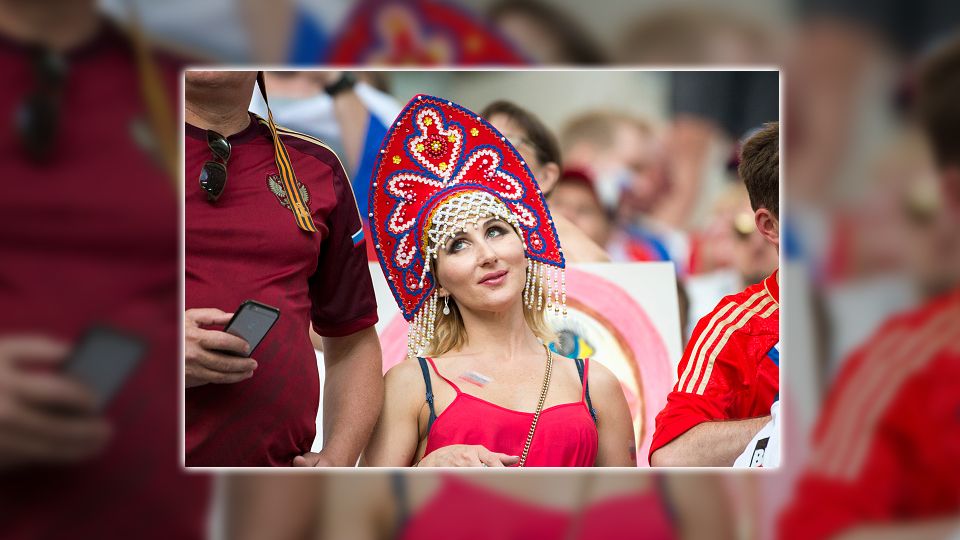 Salah satu fans wanita asal Rusia yang berada di tribun penonton. Copyright: © INDOSPORT